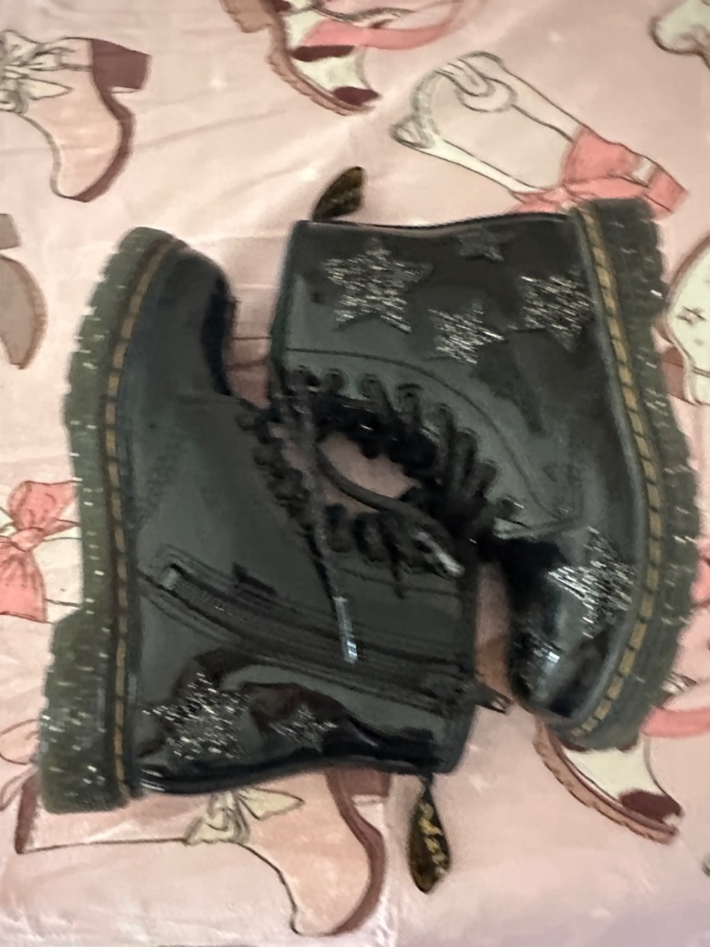 Dr. Martens Kids Black Patent Leather Lace-Up Boots with Star Accent - Picture 3 of 4